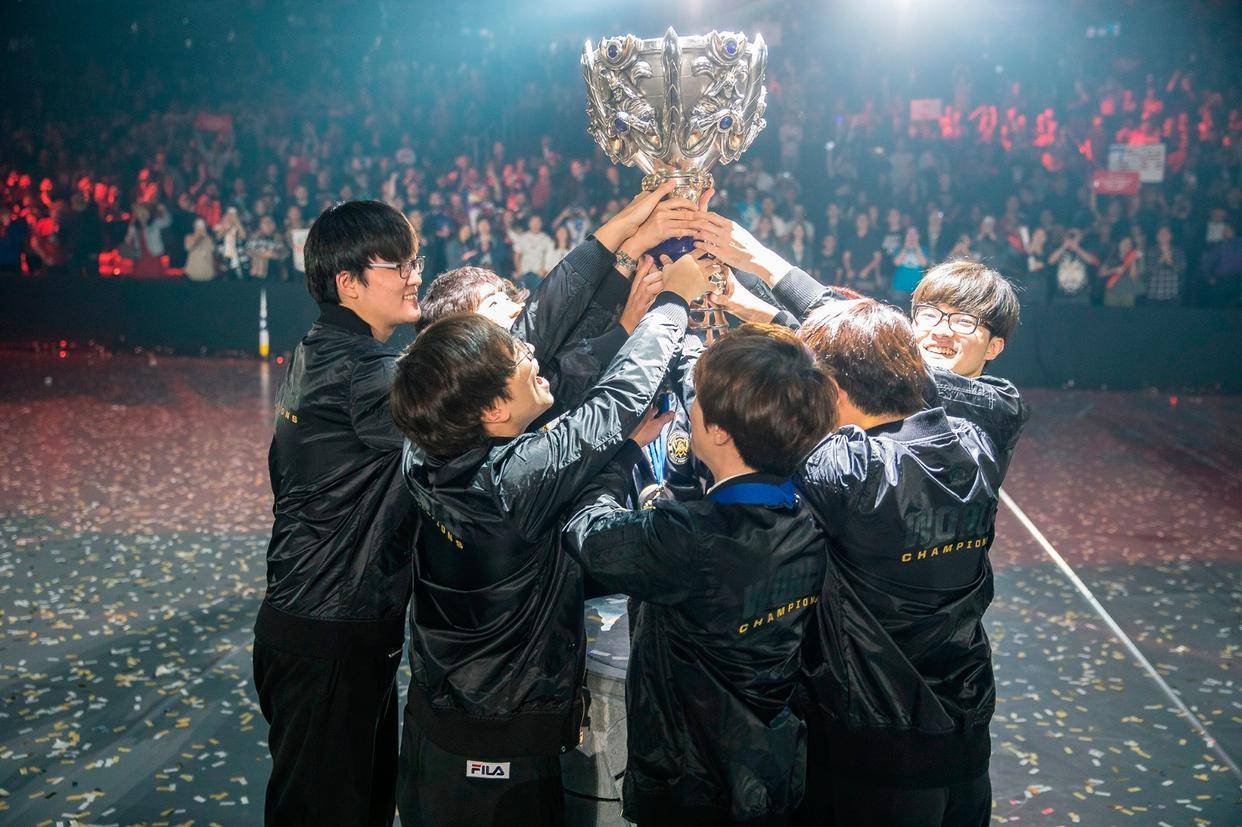 LOL主播(bō)集(jí)体遭遇瓶颈期！UZI感(gǎn)叹直播(bō)沒(méi)人看：要是盧(lú)本偉(wěi)還(hái)在就好了